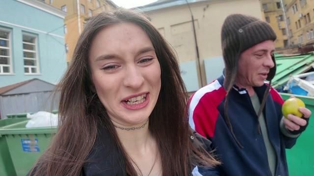 Бомжара хочешь чистую девочку Женечка нашла мужика в мусорном баке