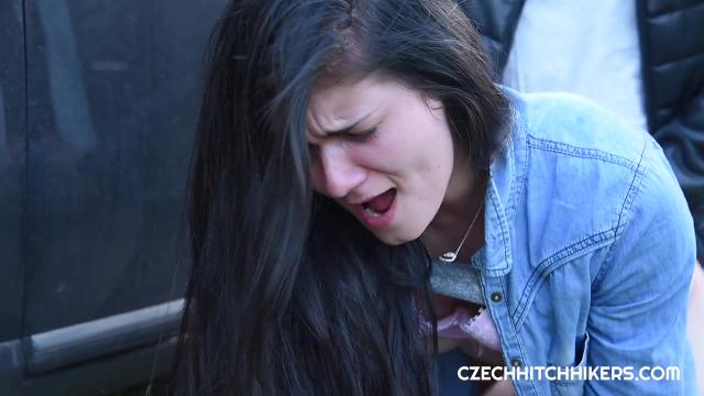 Брюнетка расплатилась за помощь с машиной сексом