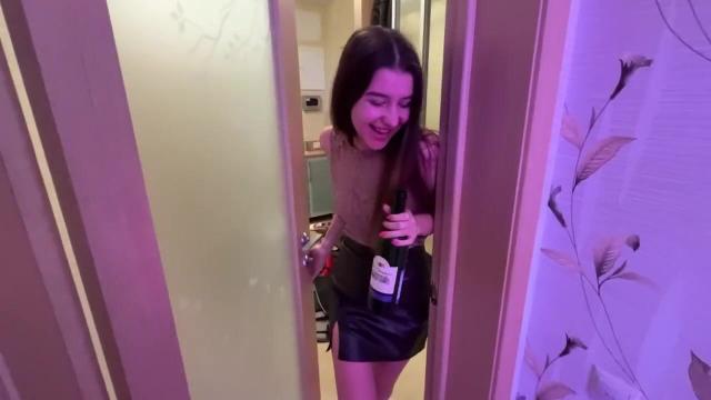 Бурно кончает на ягодицы бухой тян и орёт как неандерталец