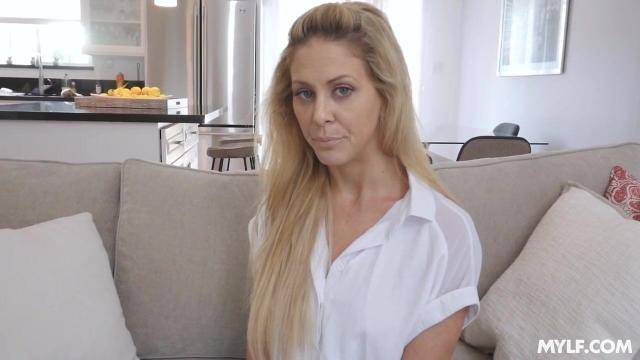 Чери Девилль поймала пасынка на краже трусиков и запрыгнула на его хуй