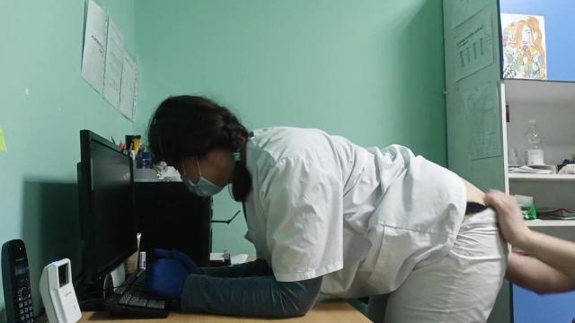 Да я не поставлю тебе медосмотр если не трахнешь С такой медсестрой лучше не спорить