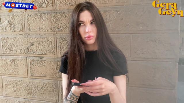 Девушка можно вас сфоткать Меня лучше сразу выебать пошли-пошли чего застыл