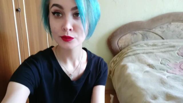 Девушка трахает себя в задницу огромным дилдо пока малярка че-то там мажет