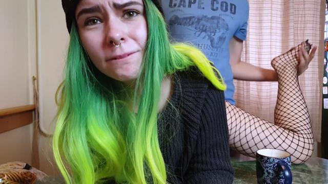 Доставщица еды получила на чай от клиента хуй в рот и в киску