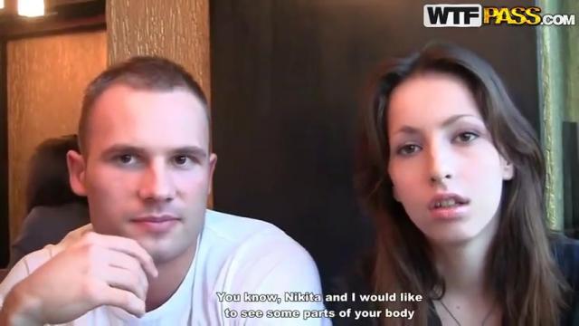 Два пикапера соблазнили красивую студентку и выебали в туалете кафе