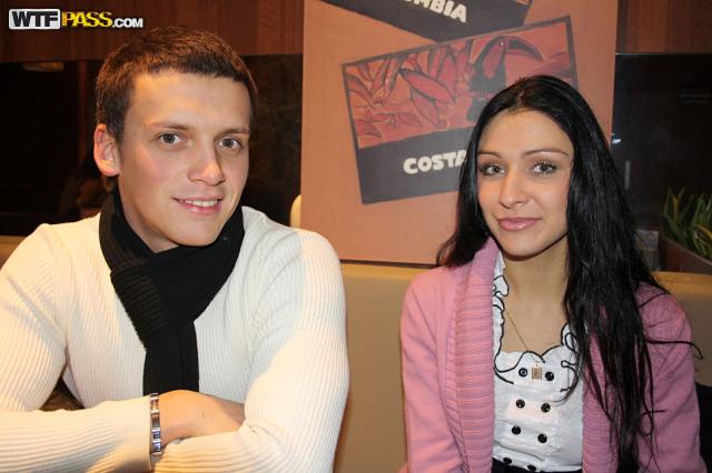 Два смазливых пикапера ебут незнакомку в общественном толкане