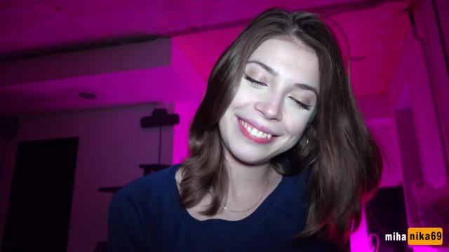 Голубоглазая стриптизерша подарила клиенту купон на один проход в пилотку