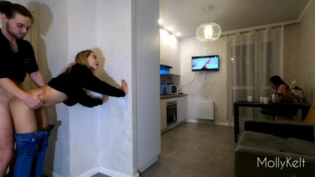 Хипстер трахнул лучшую подругу своей ненаглядной за углом комнаты