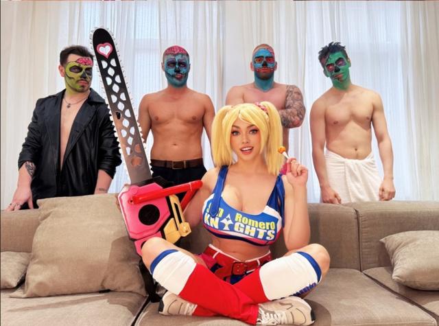 Ходячие мертвецы облепили русскую бабу Надо кусать а они в жопу ебут Octokuro косплей на игру Lollipop Chainsaw