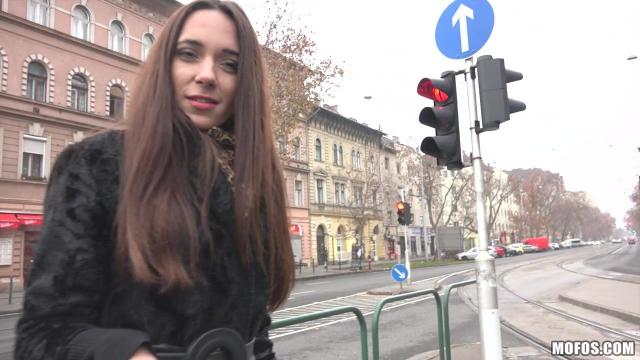 Хоть и английского и не понимала но за деньги поебалась