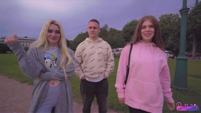 Извращенец заманил к себе гуляющих подружек но трахаться за деньги согласилась только одна