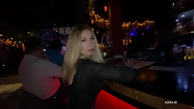 Клубная манда дала мажорику в туалете в надежде на финансовую помощь