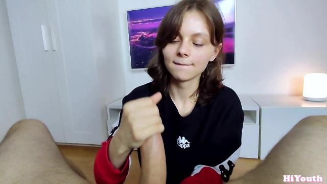 Комсомолка так рада что ей лицо обкончали просто пипец как довольна