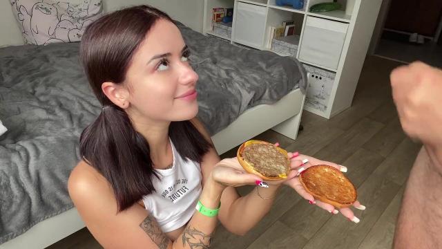 Кончил в бургер после секса с сестрой и дал его ей на съедение