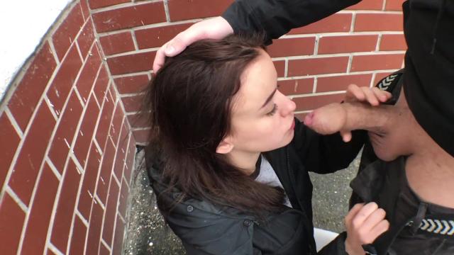 Кристина сосёт у гопника за шаражкой