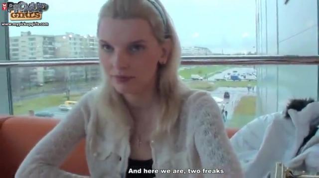 Манерная русская студентка уломалась на секс с двумя пикаперами в туалете макдака