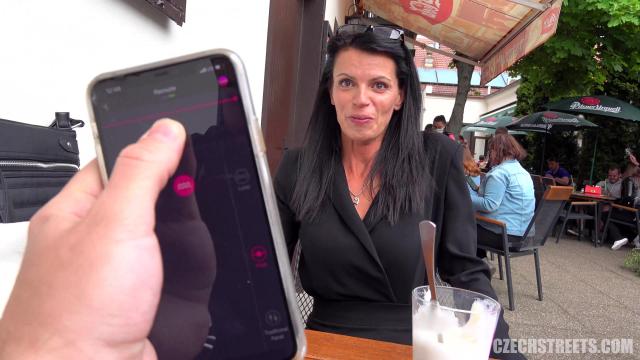 Милфа гуляет с вибратором в киске