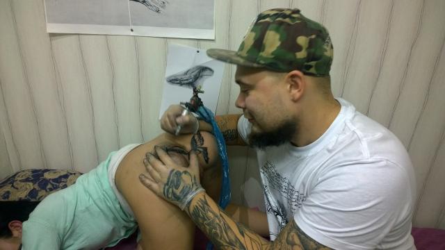 Набили клиентки на жопе бабочку и выебли Порно из тату салона в Кемерово