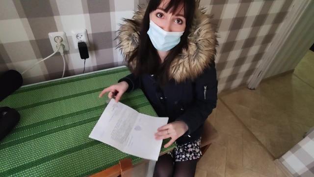 Наглый клиент кормит спермой худую курьершу