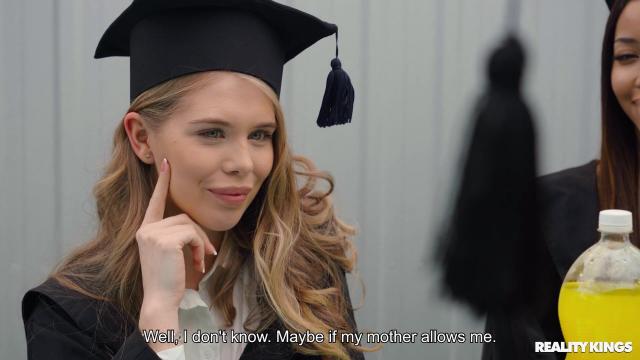 Не успели колледж закончить уже на лужайке ебутся У мамки за спиной