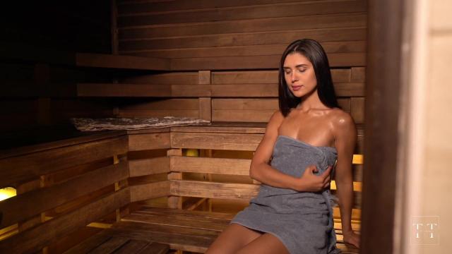 Обычно у мужиков в парилке не стоит а этот как-то смог меня отодрать