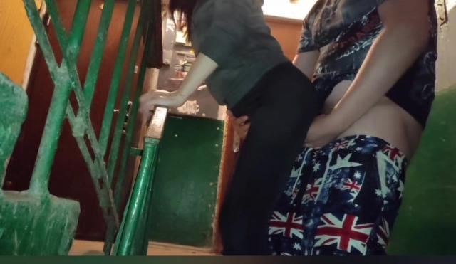 Оксанка в ночном подъезде напихал за щеку и лосины обкончал что если муж заметит