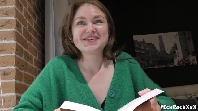 Отвлекаю падчерицу от каникулярного чтения