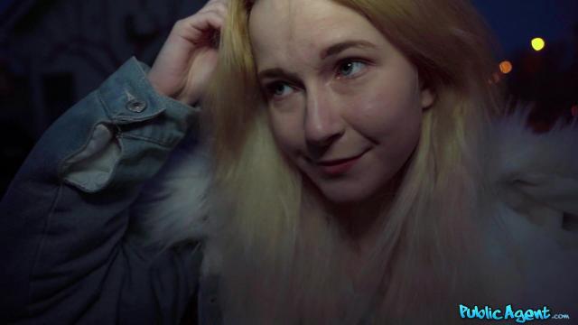 Паблик-агент поймал ночью на улице нищую студентку и выеб в гараже