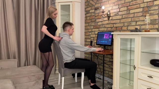 Парень монтажём видео занимается а барышня ебаться хочет