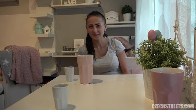 Первая же шлюха с Фейсбука впустила домой и дала в киску - это Чехия детка