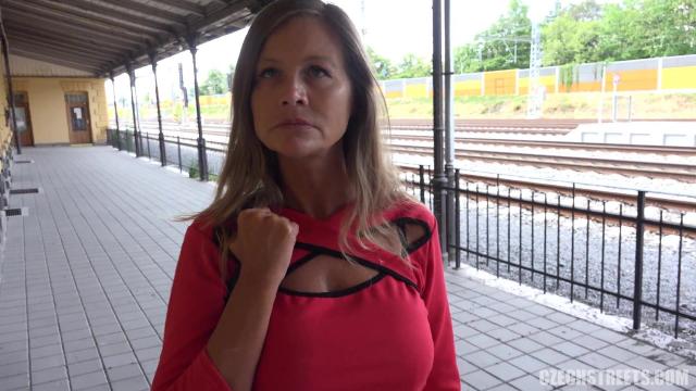 Пикапер вдул 50-летней бабке на мусорном баке - старушка просто огонь