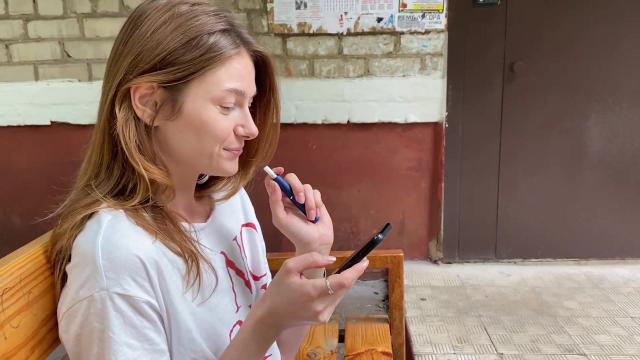 Пикапнул украинскую давалку прямо на улице и трахнул в подъезде