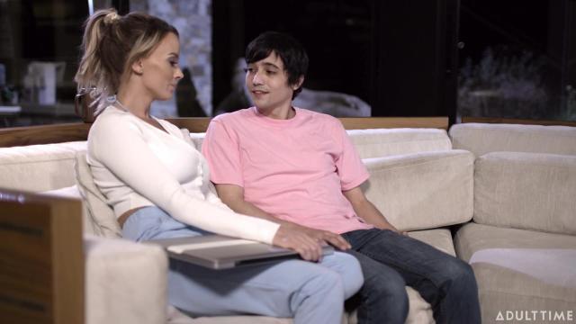 Пиздюк лишился девственности с ночной мега-мачехой Pristine Edge