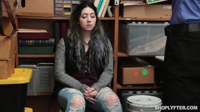 Плохая девочка попалась на воровстве плохому охраннику и тут пришлось переступать через принципы