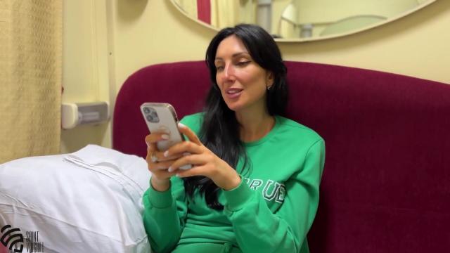 Под стук колёс ебу попутчицу в купе под стук колес она сосёт так сочно мне