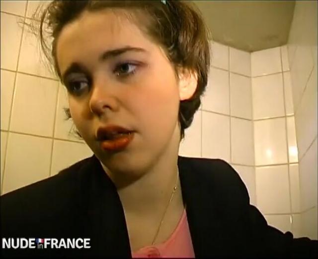 Посторонние личности пердолят оголтелую студентку в жопу на полу столовой