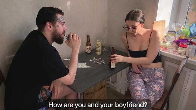 Пухлый и его сисястая соседка выпили и потянулись за аналом