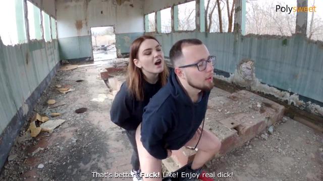 Русская пышка Поля трахнула ёбаря страпоном в жопу после куни в машине