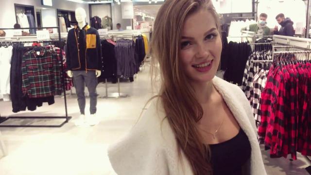 Русская русалка сосёт в примерочной за шторкой и глотает сперму