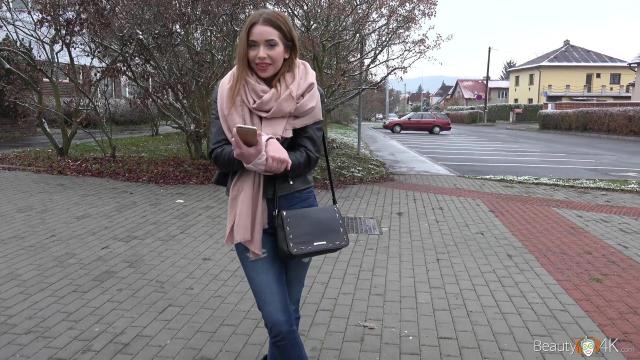 Русская залетная пташка потерялась в Праге и нашла хуй на свою пизду в постели блогера