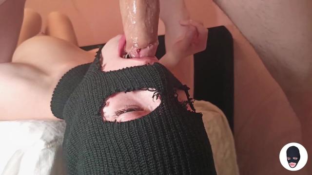 Русский чёрт в маске долбит по гландам весёлую подругу