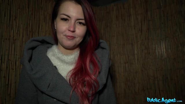 Рыжая давалка без раздумий согласилась на перепихон в подъезде за деньги