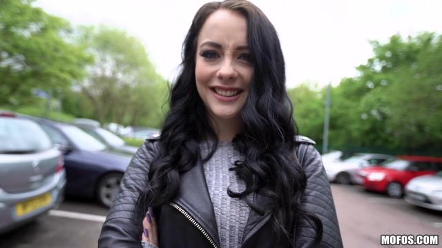 Секс возле сараев слегка датая брюнетка ебётся на улице с незнакомым но денежным парнем