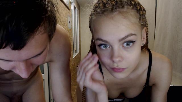 Слив 18-летних вебкам ебались с Гришей в ночи на балконе похрустывая дредами