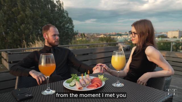 Сношает в туалете ресторана официантку и мурку с которой пришёл