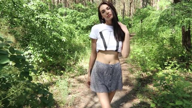 Студентка училища делает минет в лесу и принимает сперму в рот