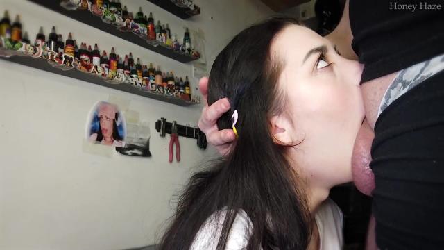 Сводному папаше нет дело до домашних заданий падчерицы когда он хочет ебаться