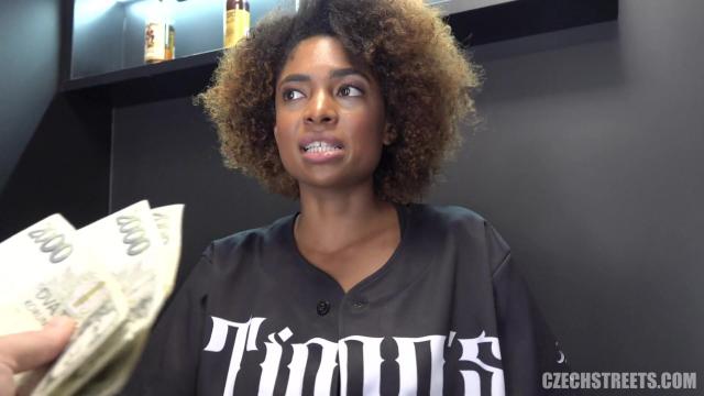 Темнокожую парикмахершу из барбершопа трахнул наглый пикапер