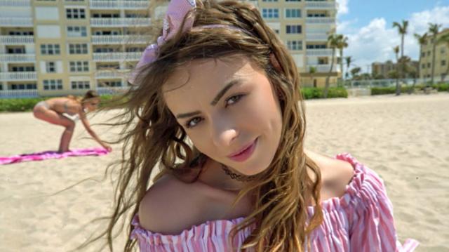 Уличная музыкантка поебалась с туристом в его номере