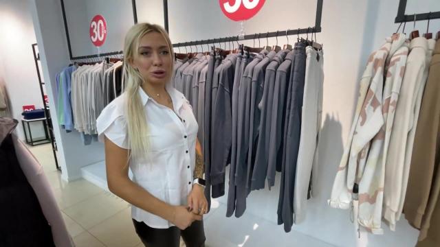 Ушлый покупатель попросил консультантку показать туалет и дал ей на клык